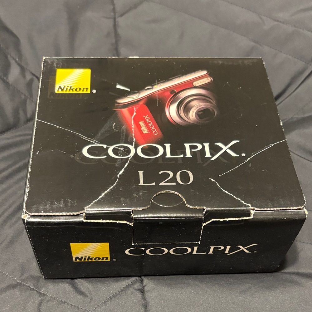 Nikon COOLPIX L20 Red Camera